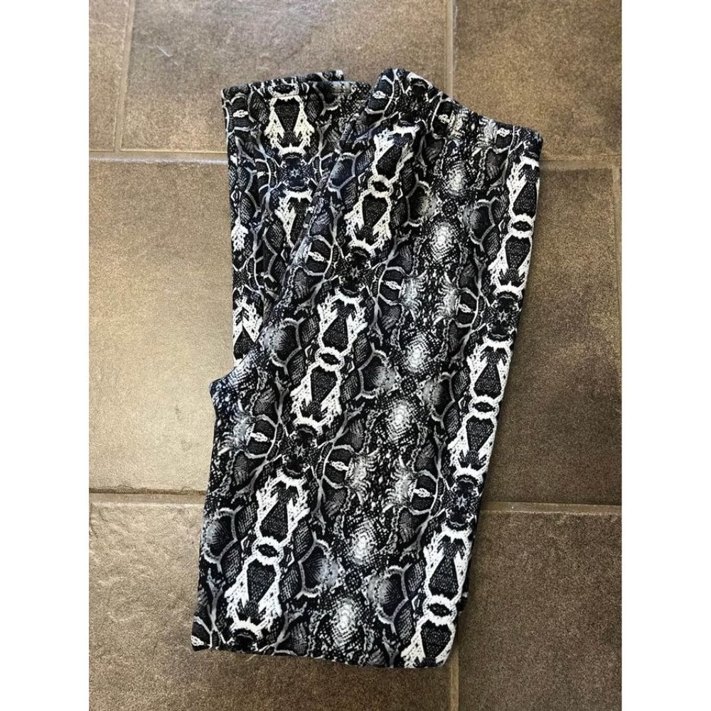 ❌❌SOLD❌❌ Just Cozy leggings faux fur snakeskin print black white size large